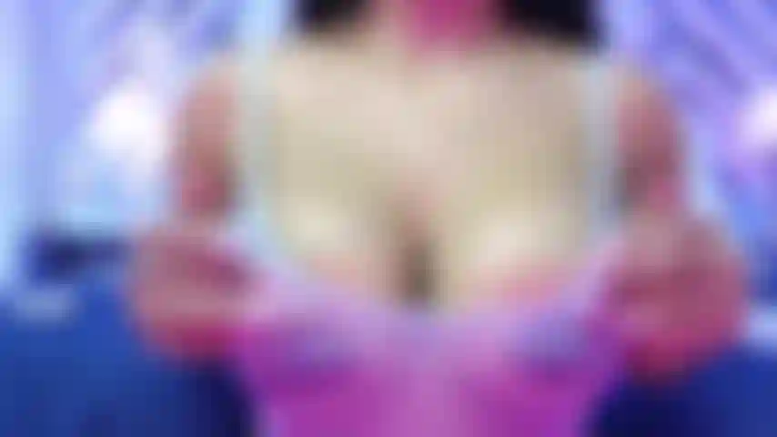 Mes tétons sont si sensibles qu'une pince à épiler peut me mouiller la chatte.