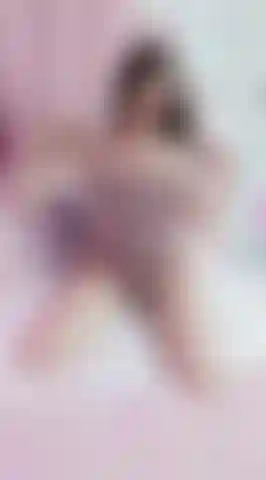 Je me déshabille pour toi et je te montre mes seins et ma chatte