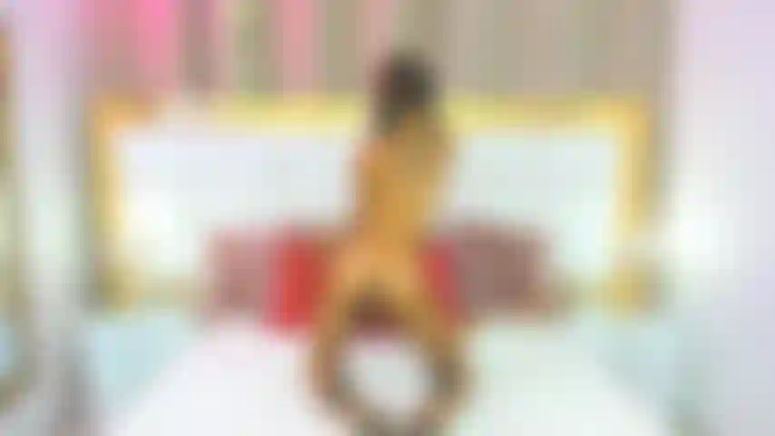 Une fille flexible se masturbe.