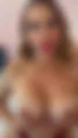 Une goutte de salive, deux seins prêts... Et un fantasme qui commence à bouger...