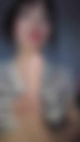 Regarde comme mes seins rebondissent pendant que je les suce.