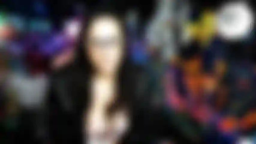 Prépare-toi à adorer mes pieds majestueux, esclave ! Dans cette séance de joi cei, je te taquinerai avec mes mollets courbés, mes orteils et mes plantes de pieds, te faisant jouir sans te toucher. Tu en redemanderas, mais je ne te donnerai que ce que je veux, quand je le veux.