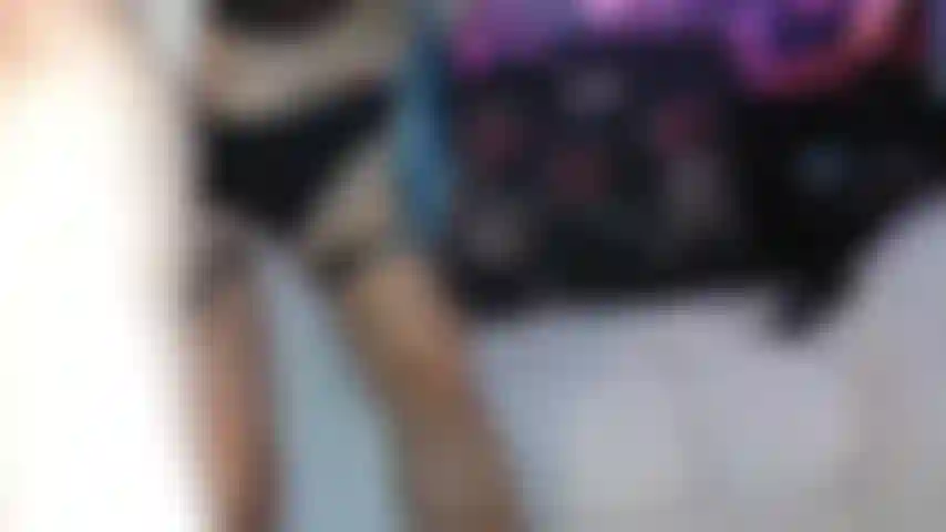 Regardez-moi contracter mes puissants mollets dans cette compilation vidéo, mettant en valeur mes jambes toniques et musclées dans toute leur splendeur. Du lent et sensuel au rapide et féroce, je vous taquinerai avec mes flexions de mollets, vous donnant envie d'en avoir plus.