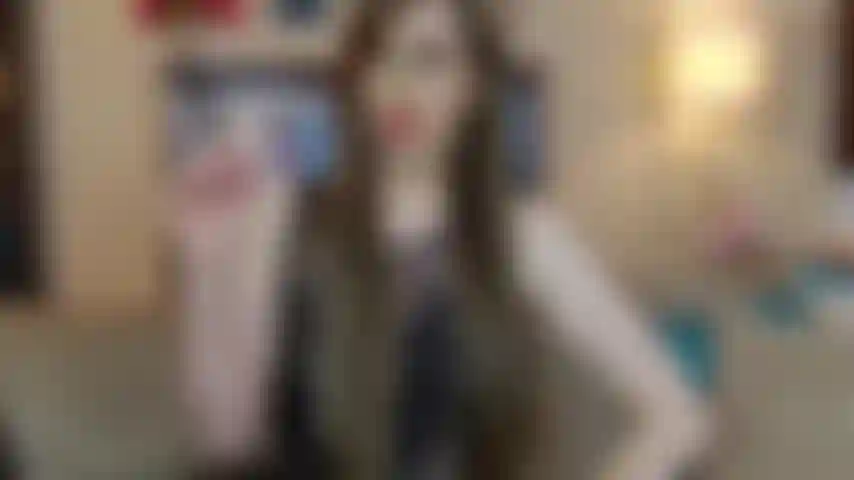 Je donne des instructions pour me branler à un de mes fans pendant que sa femme dort à côté de lui. Tellement accro à mes instructions qu'il n'a pas peur que sa femme se réveille à côté de lui en se branlant.