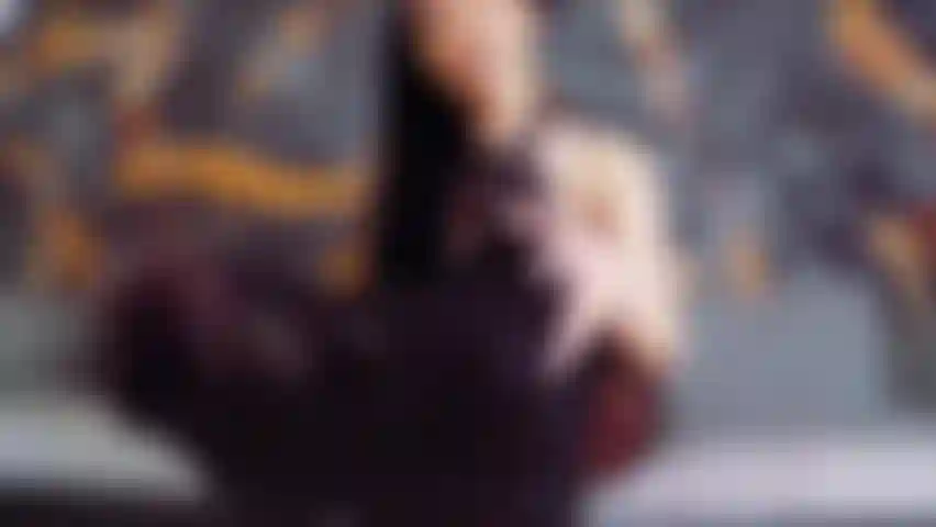 Agenouille-toi, obéis, adore mes pieds.