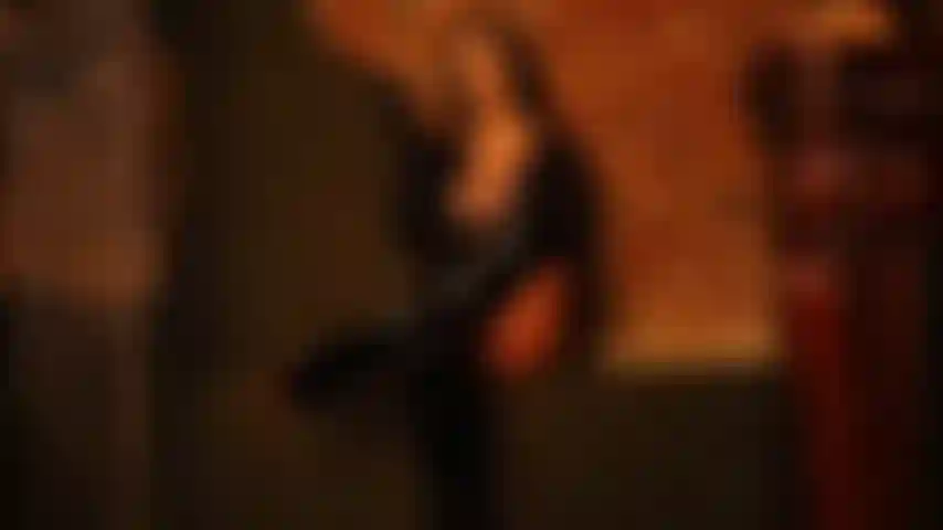 . J'ai toujours eu une passion pour la lingerie et les accessoires fétichistes - latex - cuir - vinyle pvc - talons hauts et bottes hautes. J'aime aussi la lingerie en dentelle et en satin, les bas en nylon et les collants avec des chaussures élégantes. La lingerie sexy rend tout meilleur.