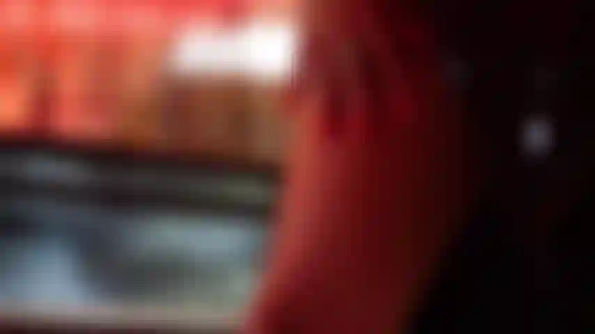 Aux charmes sensuels révélés.