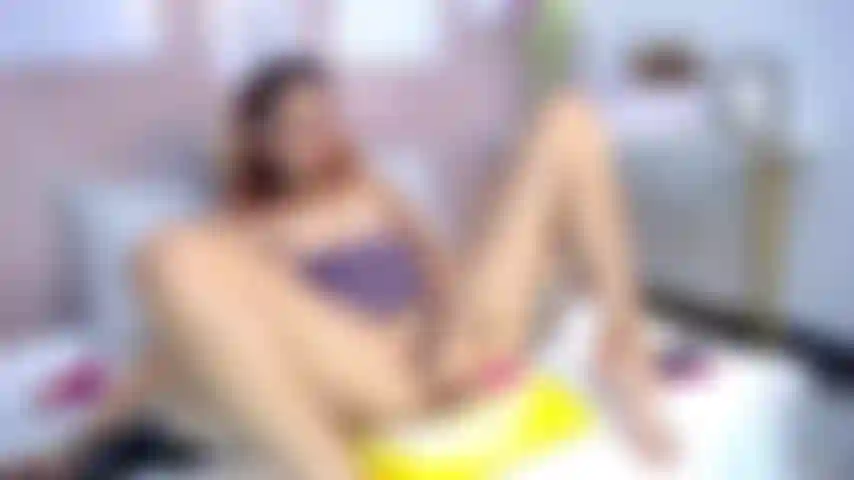 Regarde mes pieds sexis pendant que je mets ta bite en moi et je commence à faire vibrer mon jouet!