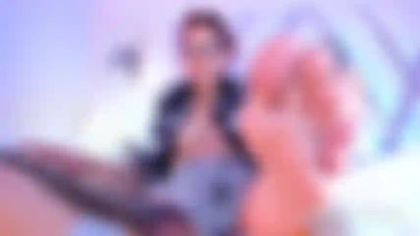 Suce des orteils dans des verres.