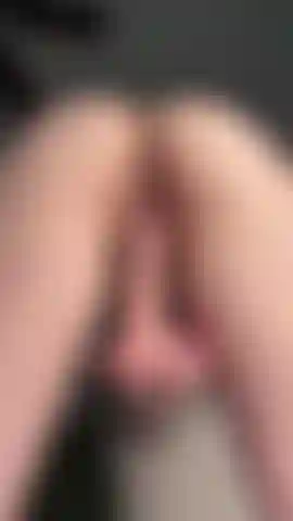 Je me baise jusqu'à ce que mes jambes tremblent.