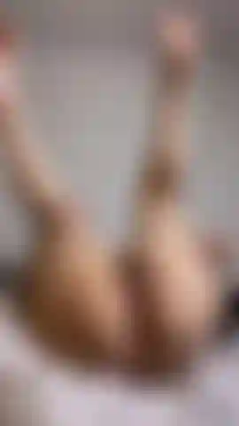 Regarde-moi gicler sur ta grosse bite de 8 pouces et l'utiliser comme lubrifiant pour baiser ma chatte asiatique serrée.