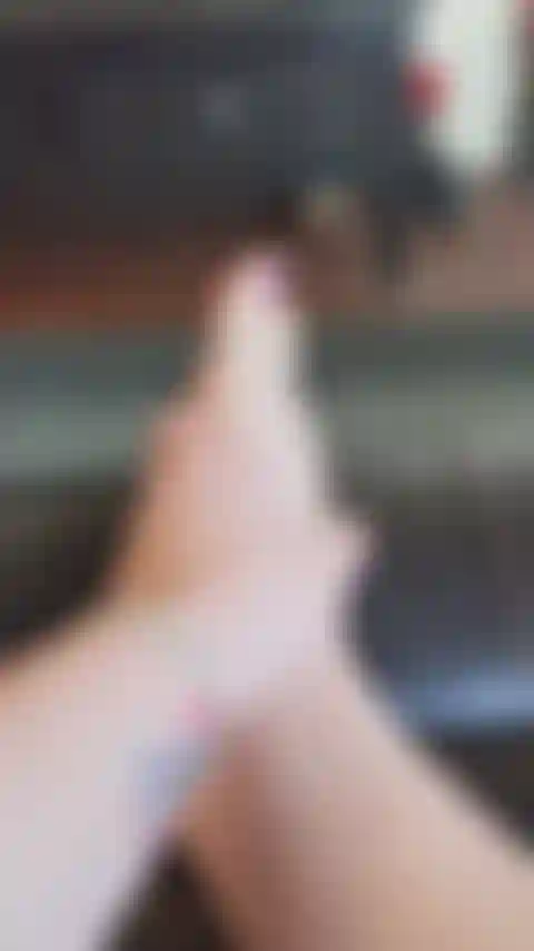 Massant les pieds avec de la lotion, caressant un gode avec les pieds et bavardant.