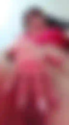 Mes doigts glissent dans ma chatte trempée, me faisant jouir pour toi.