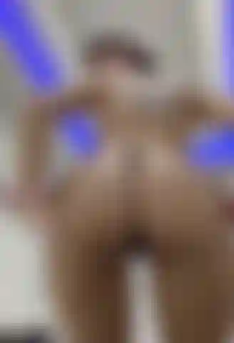 Nue dans la baignoire.