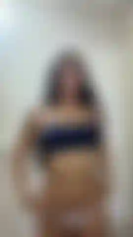 Coquine, douce et très joueuse, viens faire baisser ma température, car l'eau m'a rendue encore plus chaude.