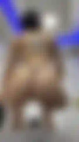 Faisant rebondir ma belle et parfaite queue.