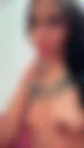 Venez me sucer les seins svp.