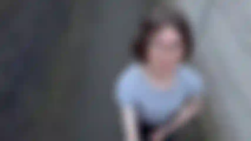 Une adolescente trans coquine qui devient coquine dans une ruelle publique.