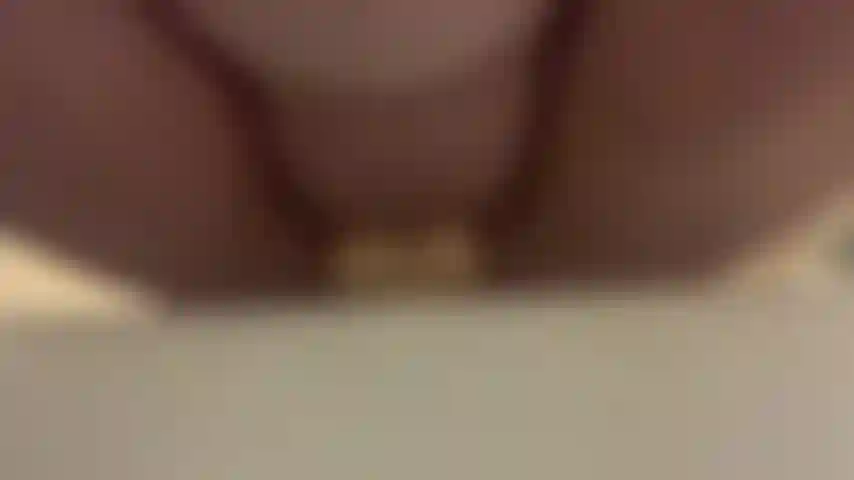 Je chevauche ce gode épais.