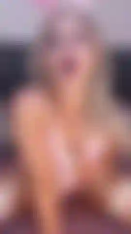 En tenue de lapin chevauchant un gode et en levrette, avec pipe.