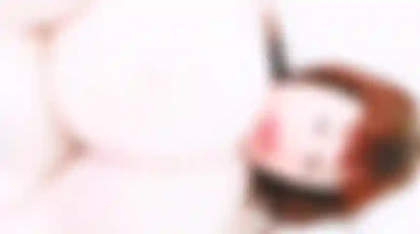 Un massage à l'huile et je joue avec d'énormes seins.