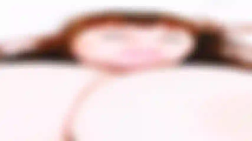 D'énormes seins naturels adorent la sensualité.