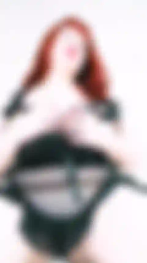 Strip-tease sensuel dans la lingerie noire, vue rapprochée comme devant moi, et plus de seins et gros ventre taquinant et rebondissant.