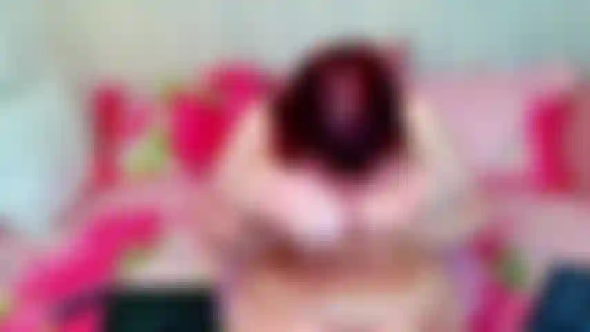 Je crache sur les seins et je me frotte le visage avec eux, je les lèche.