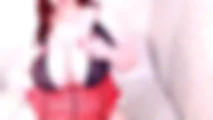 J'utilise un strapon pour la première fois, les seins nus.