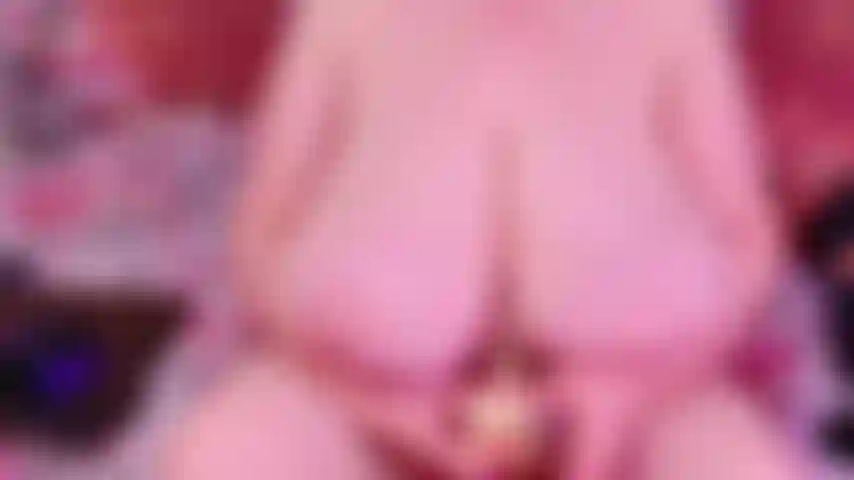 Concours de jouets mon gros ventre. Mon ventre est si énorme que je peux avaler même une énorme bite. Je baise mon nombril avec ma collection de godes.