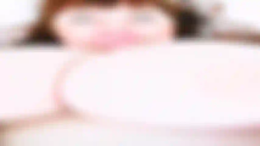 J'adore les énormes seins naturels.