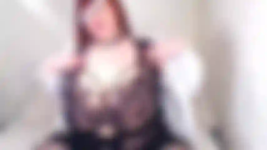 Enlève mon chemisier blanc, mon soutien-gorge noir, ma culotte noire et m'allonge sur le dos en jouant avec ma chatte pov je veux que tu viennes.