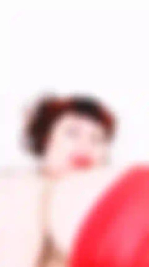 Exhibant et découvrant à quel point ils sont géants mes énormes seins.