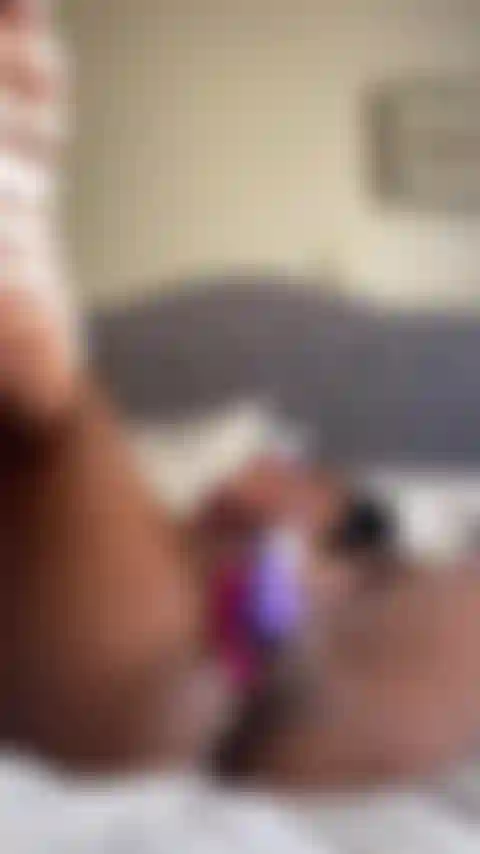 Une jolie chatte humide palpitante qui éjacule pour papa.