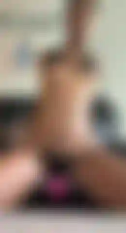 Kyla chevauche une cow-girl inversée avec un gode de 7 pouces et des mésanges gaies.