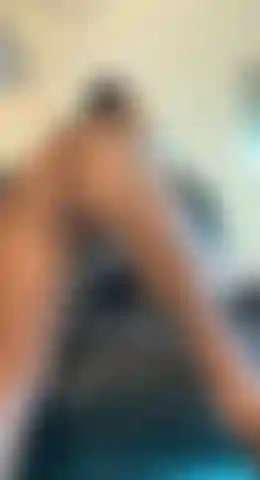 Kyla secoue un cul parfait en string.