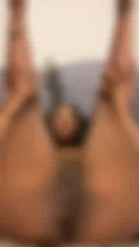 Une chatte et un trou du cul humides et palpitants après avoir joui.