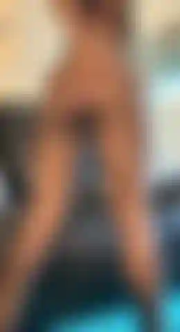 Kyla twerk son cul parfait et sa chatte pour papa.