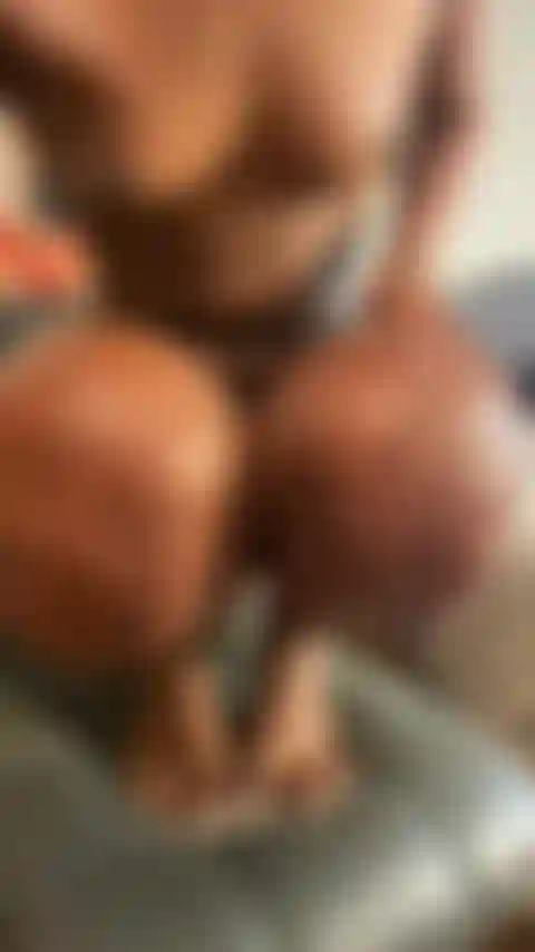 Pussy furtivement dans des filets de pêche avec de jolis orteils blancs.