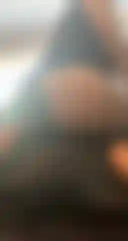 Un gros butin rond qui saute en sous-vêtements.