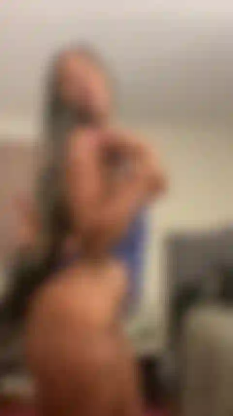 Strip-tease hourglass en lingerie bleue.