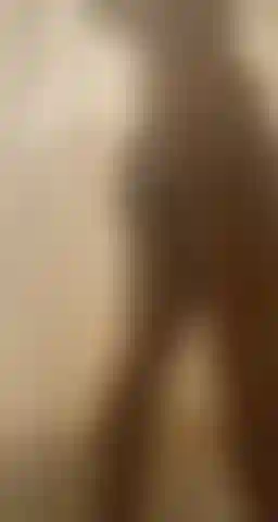 Cul secouant la chatte furtivement dans une douche torride.