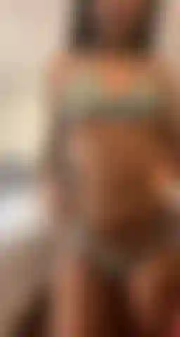 Un cul parfait qui tremble dans un bikini transparent.