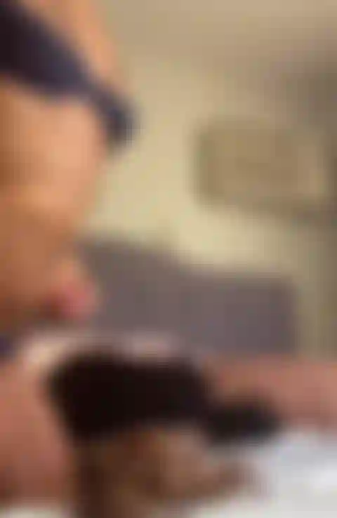 Kyla bubble butt chevauchant un jouet de torse de 10 pouces.