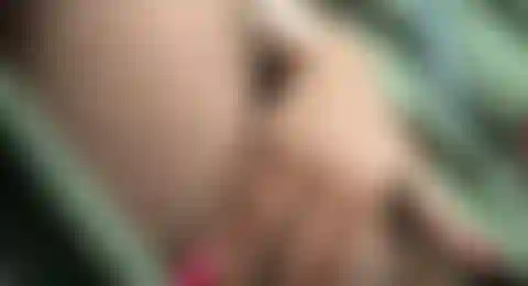 Viens me regarder jouer avec ma chatte dans ma voiture.