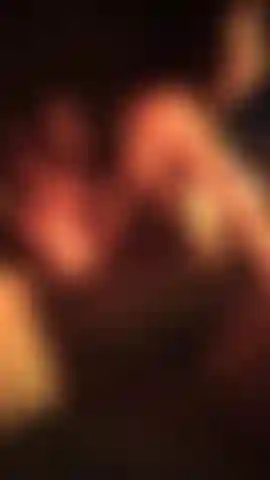 Je me touche de manière si excitée sous la douche.