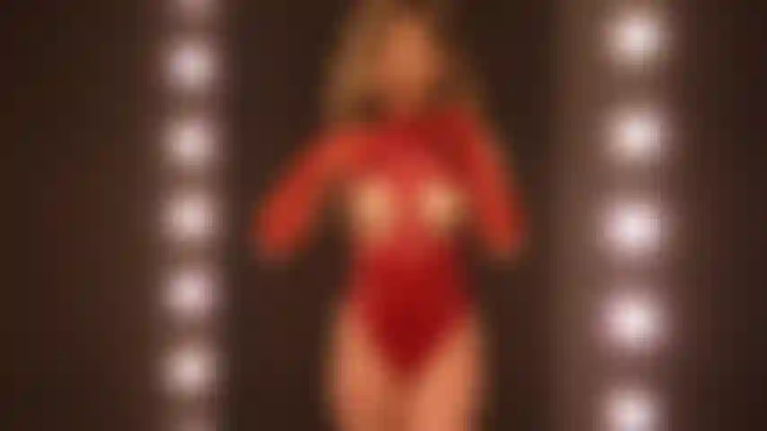 Une showgirl aux seins sexy.