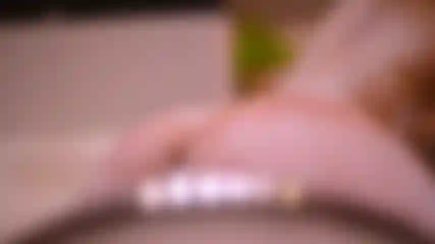 Je secoue mon cul tout mouillé dans le bain à remous.