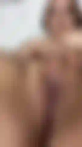 Je joue avec mes doigts dans ma chatte humide, mon clitoris chaud.