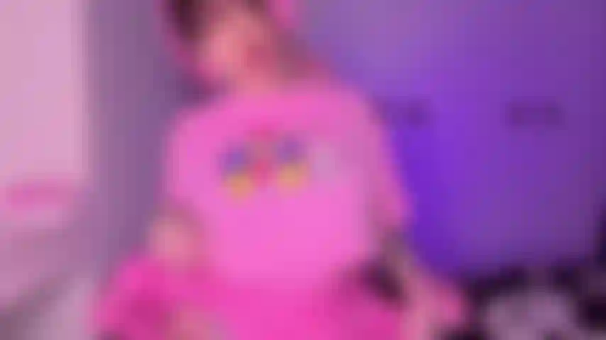 Une gameuse excitée baise et éjacule.